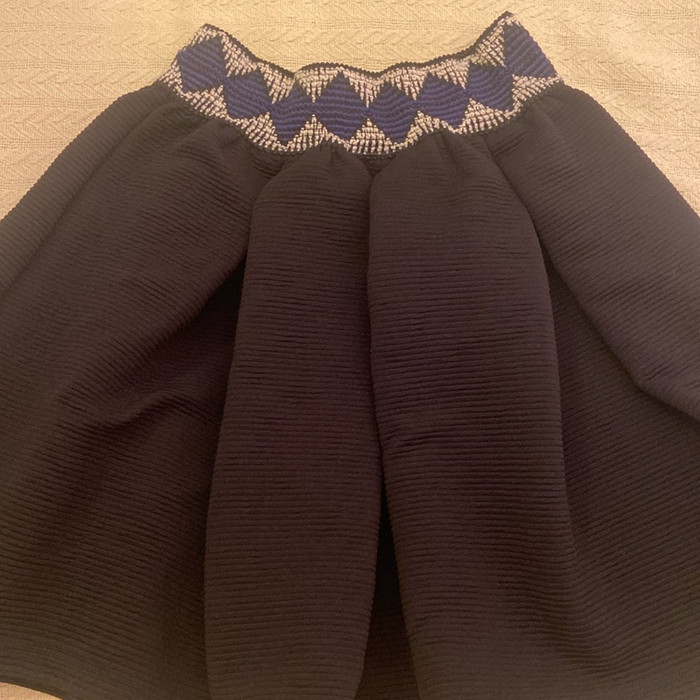 M Jrs ribbed pleated skirt with decorative elastic waist band. Juniors
